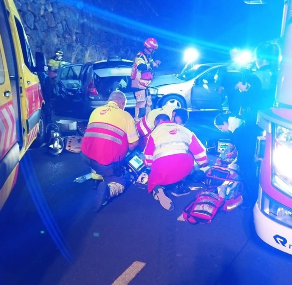 Recursos sanitarios en un accidente de tráfico en la TF-16, a su paso por La Laguna (Tenerife)