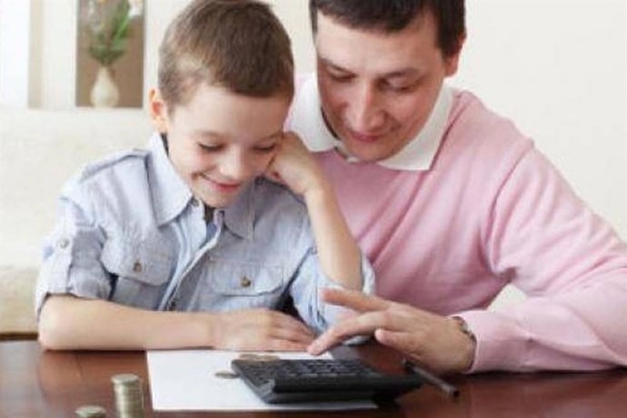 Archivo - Finanzas personales por el Día del Padre.