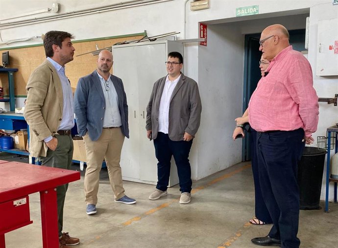 El delegado de Desarrollo Educativo y FP, Diego Copé (izda.), y el alcalde de La Rambla, Jorge Jiménez (dcha.), durante la visita.