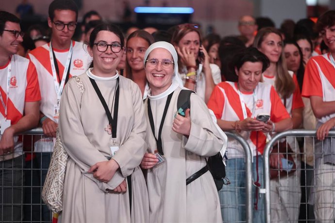 Voluntarios esperan la llegada del Papa a Ifema Madrid, a 9 de junio de 2026, en Madrid (España). 