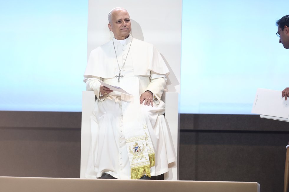 El Papa León XVI bendice un bebe durante un encuentro con los voluntarios, en Ifema Madrid, a 9 de junio de 2026, en Madrid (España).