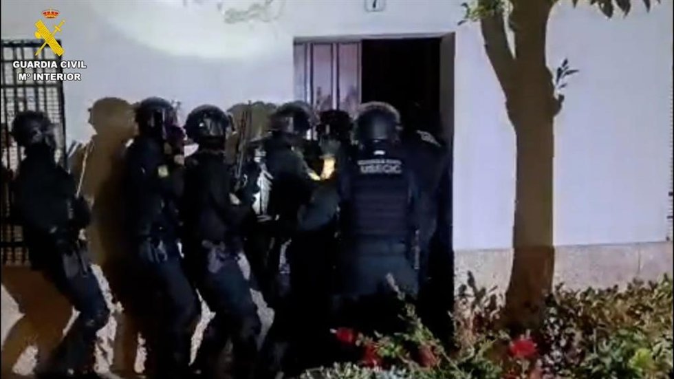 Agentes de la Guardia Civil, en el operativo contra la red de narcotraficantes asentada en la Sierra Norte