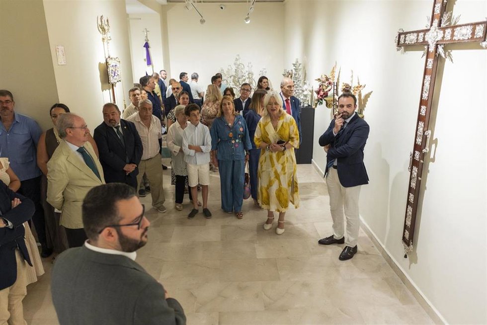 Autoridades en la inauguración de la exposición 'Una obra de amor. 75 aniversario de la cofradía del Nazareno del Amor', en la sede de la Fundación Cajasol de Cádiz.