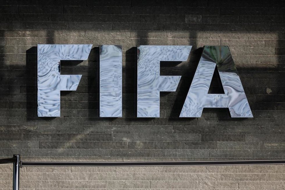 Archivo - El logo de FIFA en su sede en Zúrich (Suiza).