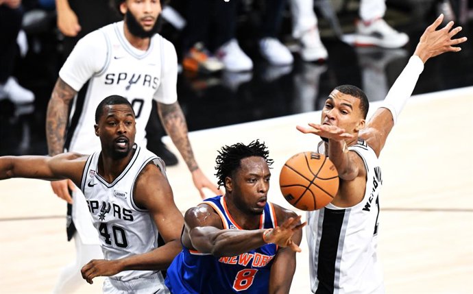 SAN ANTONIO, June 6, 2026  -- Victor Wembanyama (1st R) of San Antonio Spurs defends New York Knicks forward Og Anunoby (2nd R) during the final game 2 between New York Knicks and San Antonio Spurs at the 2025-2026 NBA basketball game in San Antonio, the 