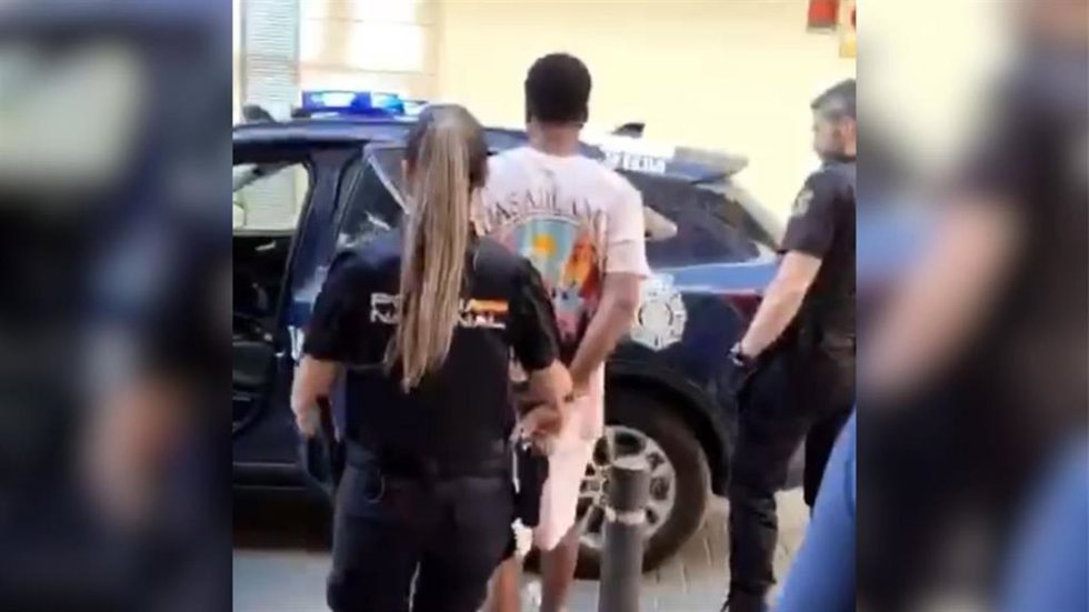 Momento en el que agentes de la Policía Nacional detienen al condenado, que será deportado a Colombia en las próximas horas