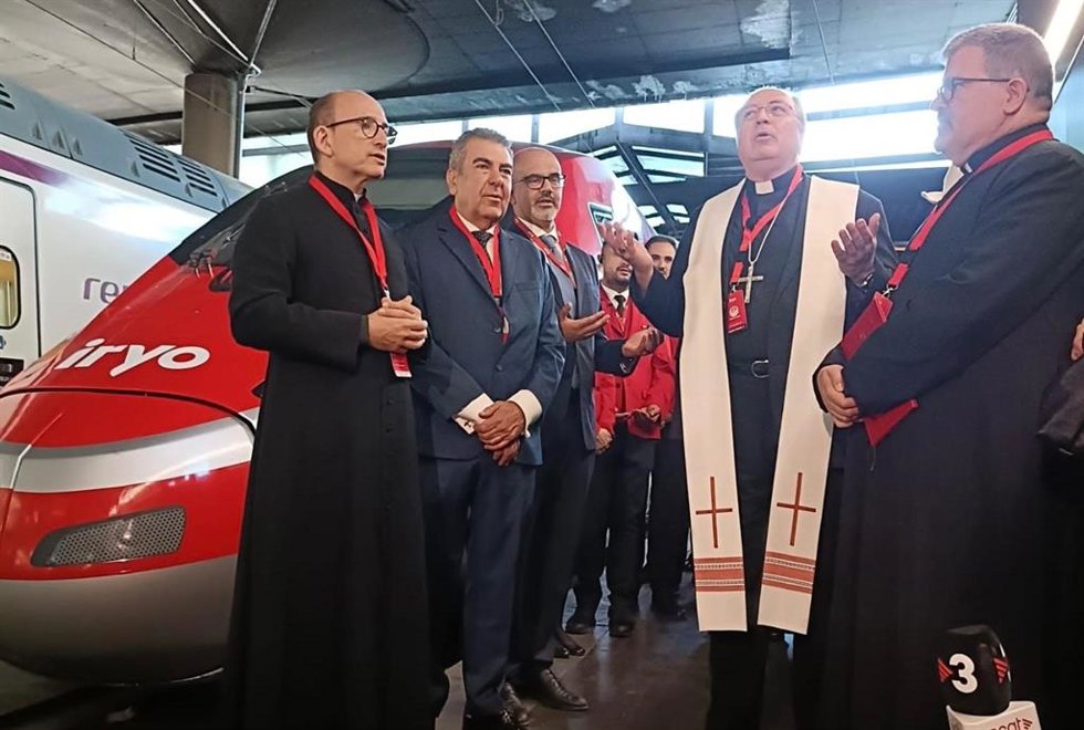 Los obispos españoles bendicen el tren en el que viajarán a Barcelona para seguir la visita del Papa León XIV