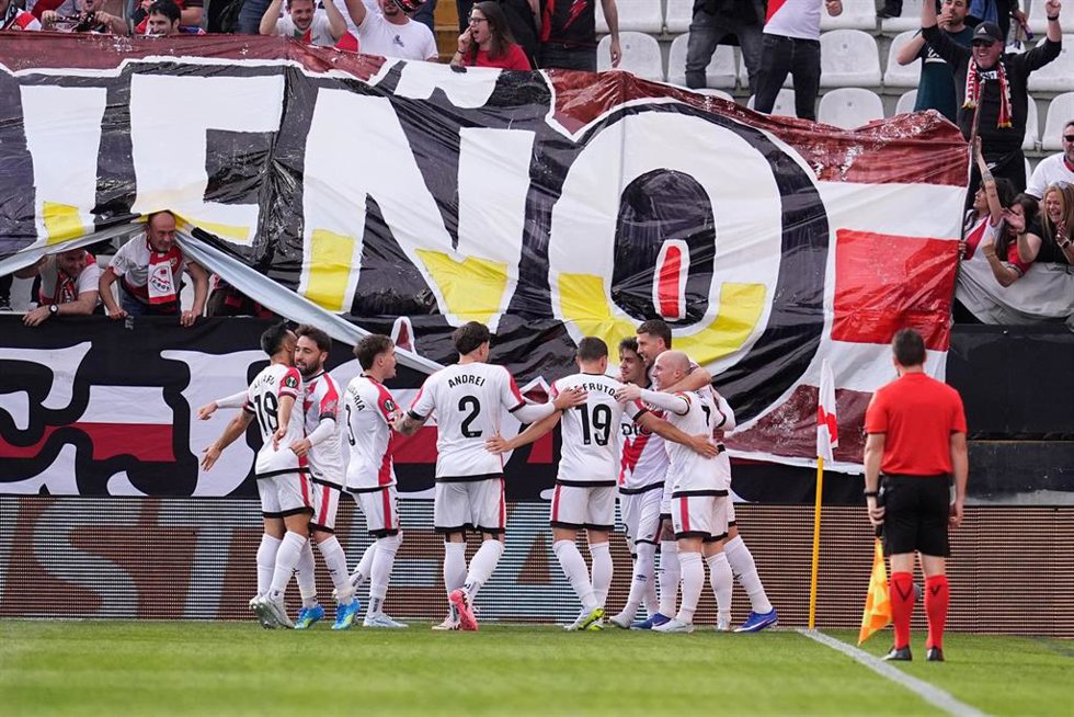 Archivo - Ilias Akhomach of Rayo Vallecano celebrates a goal with teammates during the UEFA Conference League 2025/26 Quarter-finals First Leg match between Rayo Vallecano and AEK Athens FC at Estadio de Vallecas on April 09, 2026, in Madrid, Spain.