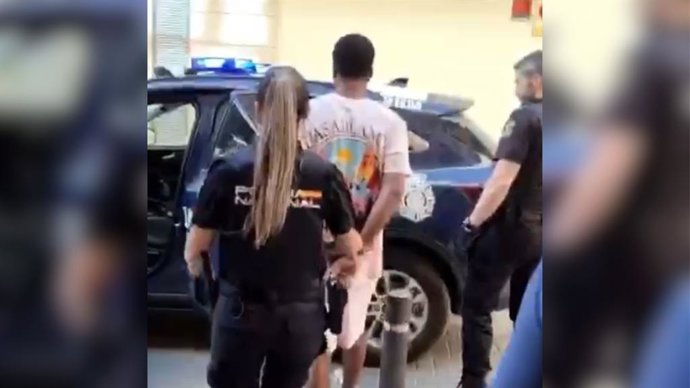Moment en el qual agents de la Policia Nacional detenen al condemnat, que serà deportat a Colòmbia en les pròximes hores