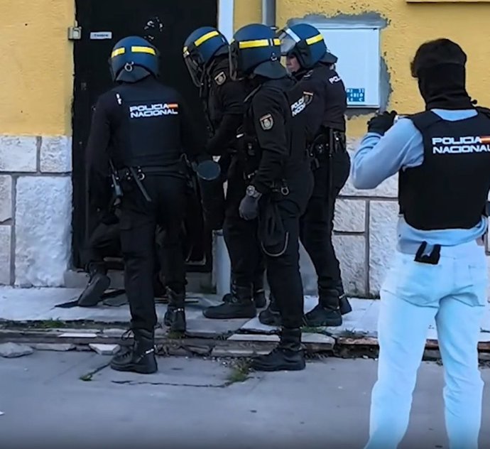 Captura de un momento de la intervención de los policías.