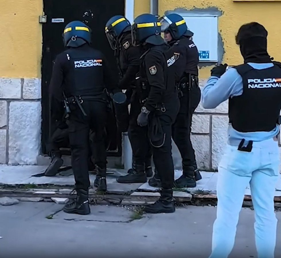 Captura de un momento de la intervención de los policías.