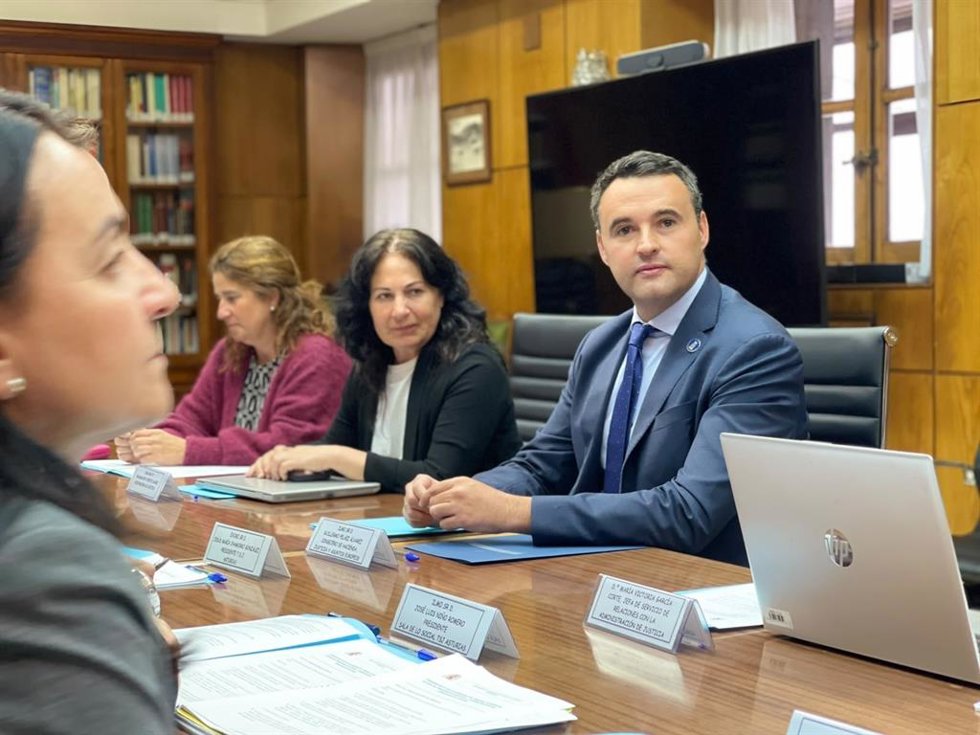 El consejero de Hacienda, Guillermo Peláez, presidiendo este martes la reunión de la Comisión Mixta en el TSJA.