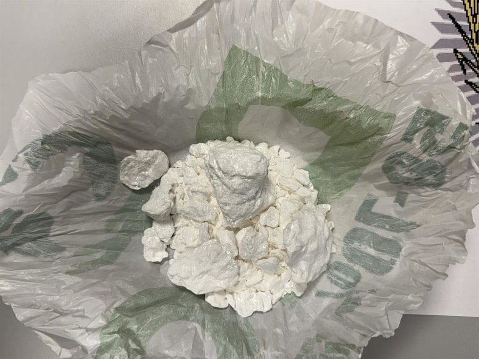 Archivo - El paquete arrojado desde el coche, con apariencia de cocaína, tiene un peso bruto de 52,69 gramos.