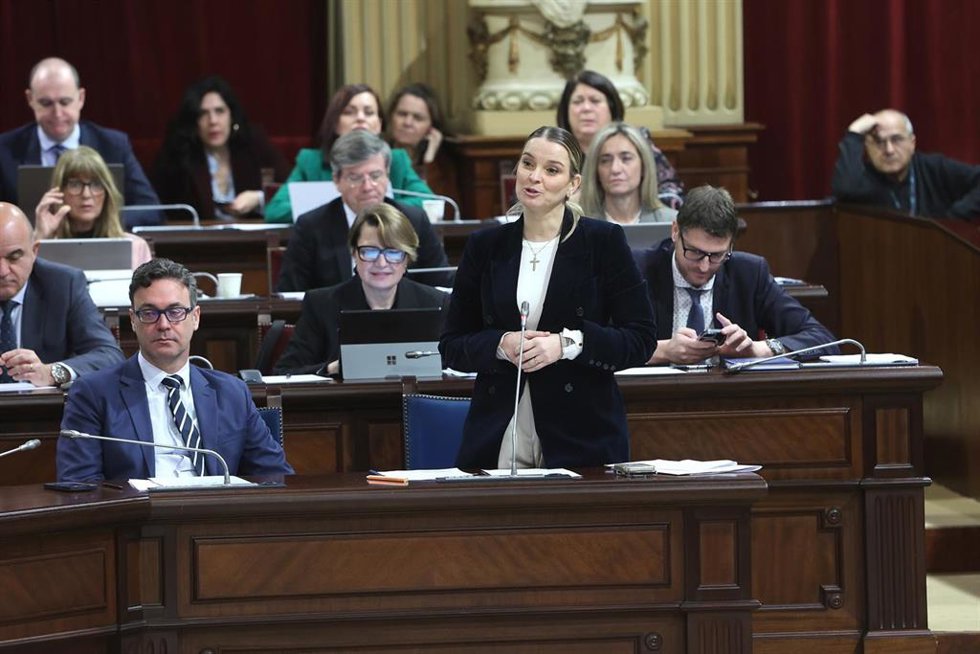 Archivo - La presidenta del Govern de Baleares, Marga Prohens, durante una sesión plenaria
