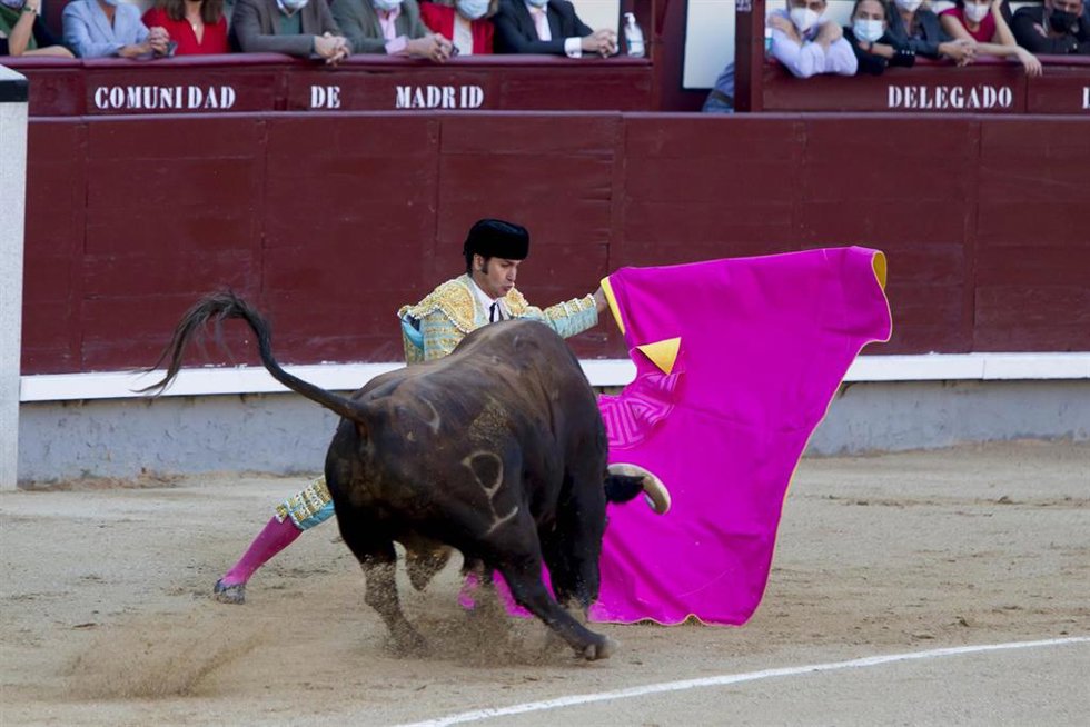Archivo - Morante de la Puebla toreando durante la corrida de toros en Las Ventas en 2021