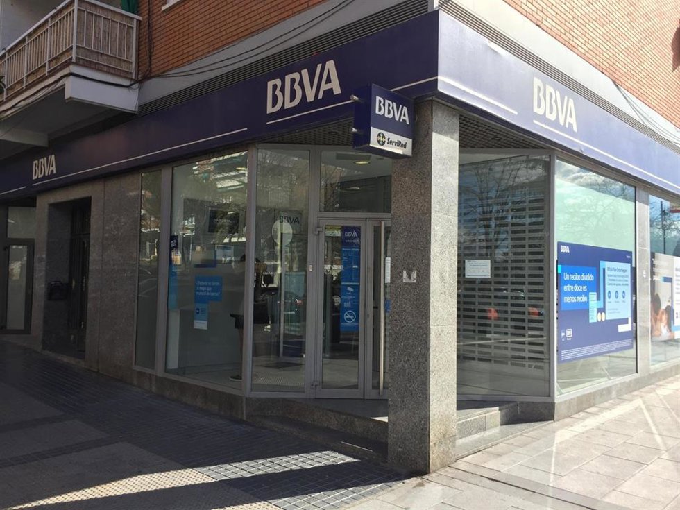 Archivo - Oficina del banco BBVA.