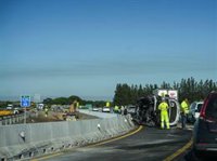 Cortado un carril de la A-49 a la altura de Niebla (Huelva) por el vuelco de una furgoneta