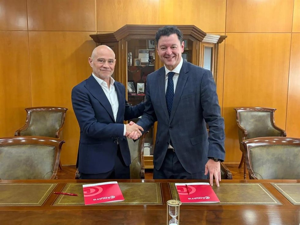 El presidente de la Cámara de Valladolid, Víctor A.Caramanzana, y el director territorial de CaixaBank en Castilla y León, Gerardo Cuartero, tras la firma del convenio de colaboración.