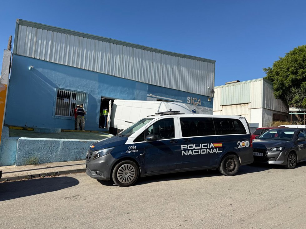 Vehículos de la Policía Nacional en un operativo en el Campo de Gibraltar