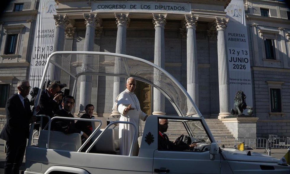 El Papa León XIV a su paso por el Congreso de los Diputados en el papamóvil, a 8 de junio de 2026, en Madrid (España).