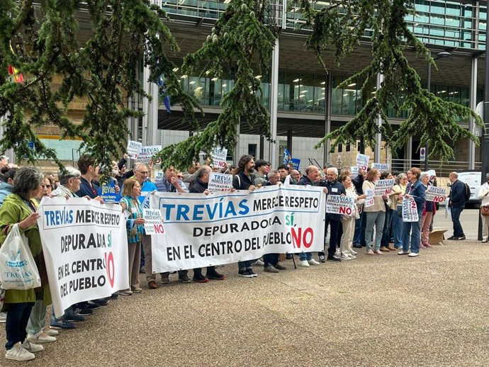 Vecinos de Trevias protestan en Oviedo contra el proyecto de depuradora.