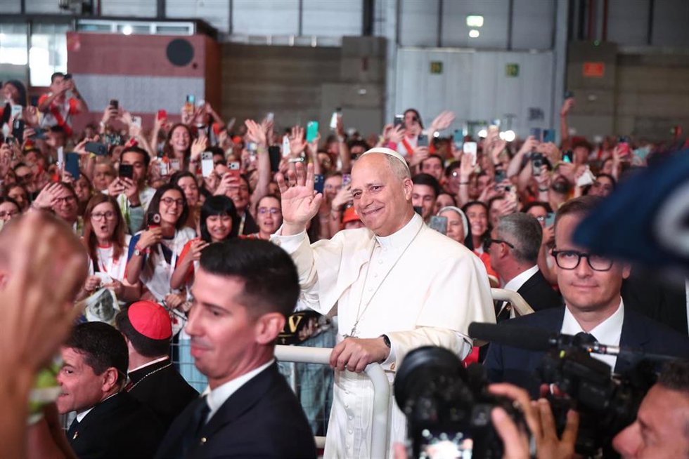 El Papa León XVI bendice un bebe durante un encuentro con los voluntarios, en Ifema Madrid, a 9 de junio de 2026, en Madrid (España). 