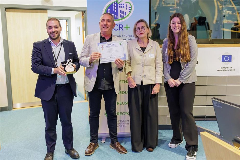 Momento de la entrega del premio al Consorcio de Residuos de Navarra.