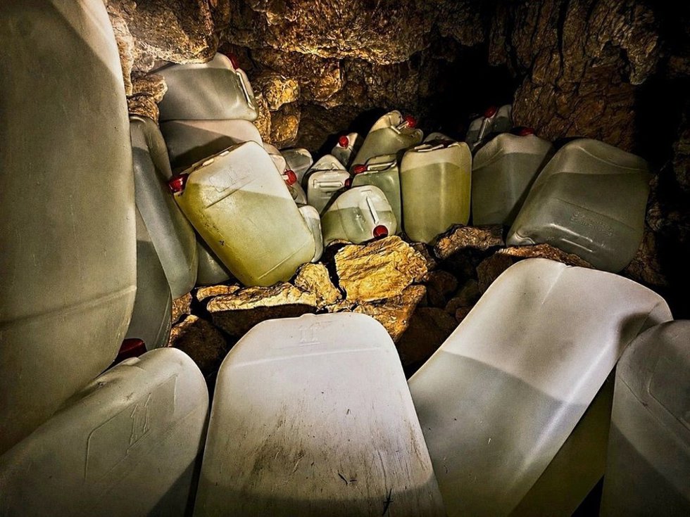 Bidones con combustibles incautados en las cuevas en la Reserva Natural de la Zona Alta de Gibraltar.