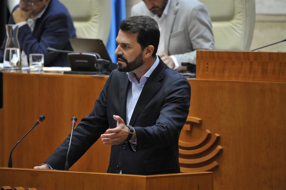 El presidente del Grupo Socialista en la Asamblea de Extremadura, Álvaro Sánchez Cotrina, en la defensa de la enmienda de totalidad de su formación a los PGEx 2026