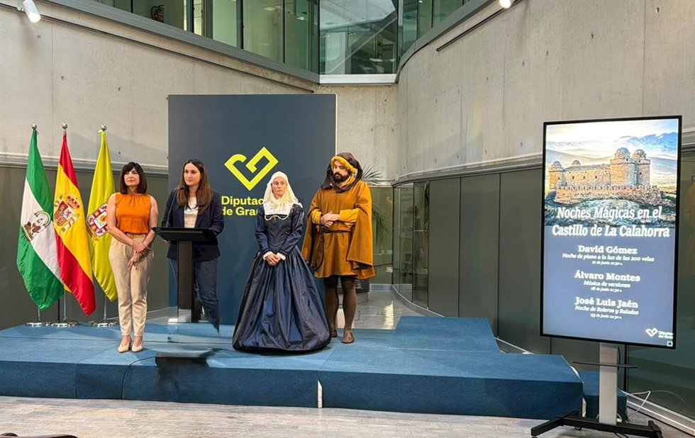 La diputada de Presidencia, Proyectos Estratégicos Provinciales, Gestión de Bienes Culturales y Reto Demográfico, María Vera, y la diputada de Cultura y Educación, Pilar Caracuel, en la presentación de la programación cultural en Castillo de La Calahorra.