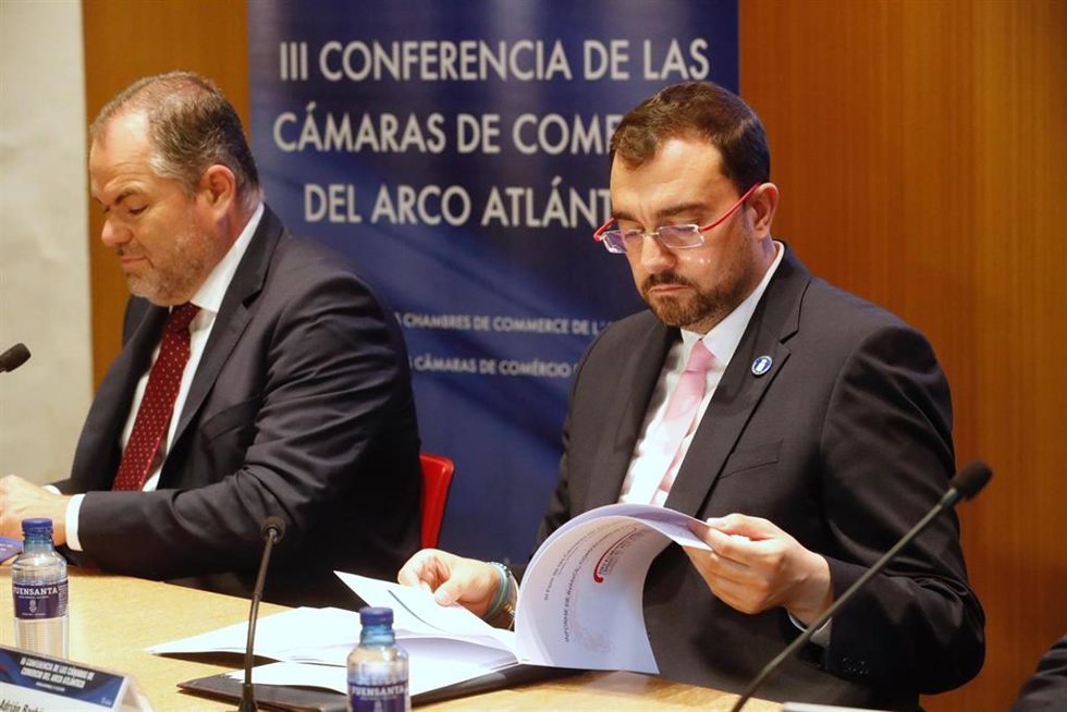 Archivo - El presidente de la Cámara de Comercio de Oviedo, Carlos Paniceres y  el presidente de Asturias, Adrián Barbón
