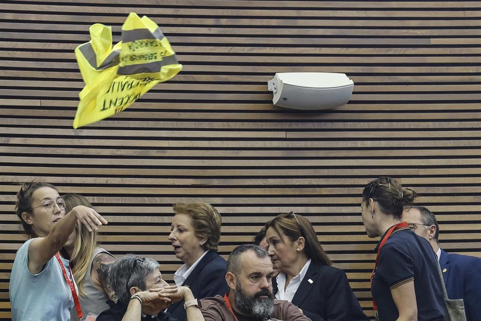 Docentes se manifiestan durante una sesión de control, en Les Corts Valencianes, a 21 de mayo de 2026,  en Valencia