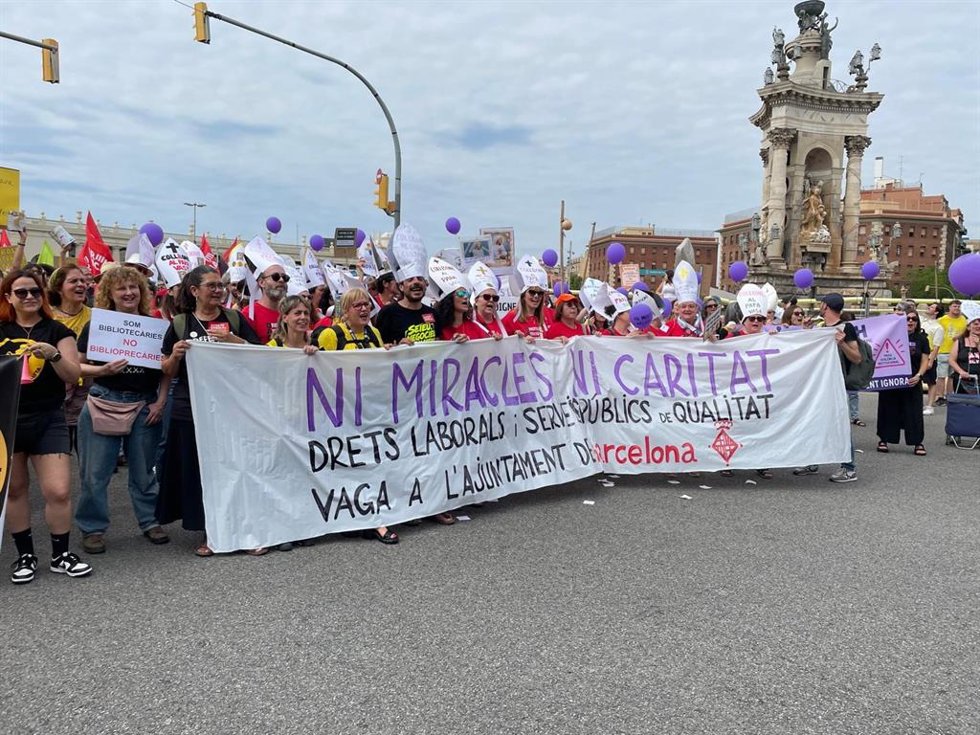 Manifestantes durante la huelga de docentes en la plaza de España de Barcelona este martes