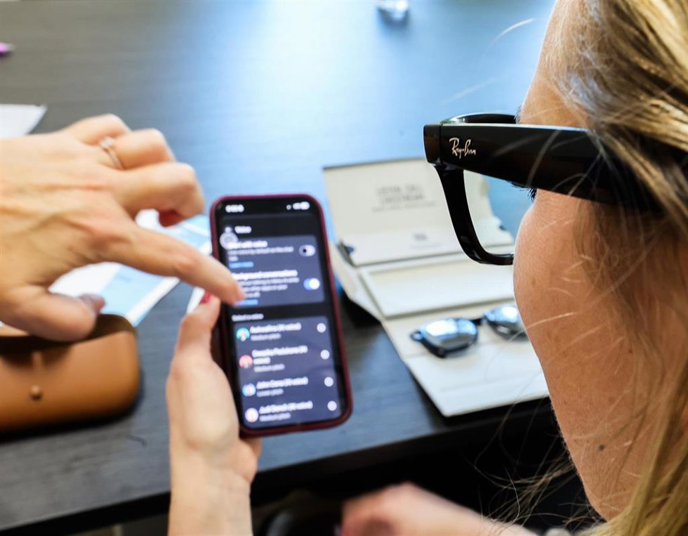 Archivo - February 23, 2026, Palmetto, Florida, USA: Jordan Reiche, 33, from Tampa, wears her new Ray-Ban Meta glasses as she get directions on how to set up the glasses with her phone.