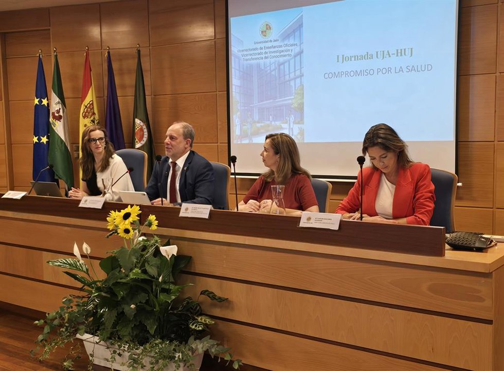 Inauguración de las jornadas con las intervenciones del rector, Nicolás Ruiz; la vicerrectora de Enseñanzas Oficiales, Hikmate Abriouel; la gerente del Hospital Universitario de Jaén, Mª Belén Martínez; y Sarah Ellis Biel, directora de Fibao