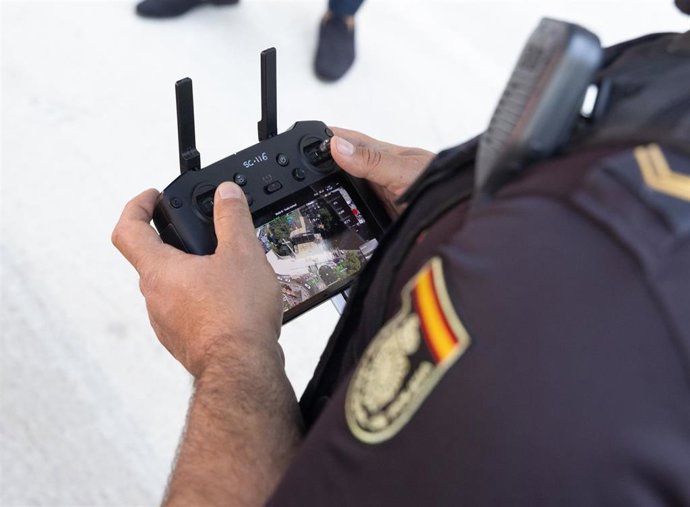 Un agente de la policía Nacional pilota un dron durante la presentación del dispositivo de Seguridad Aérea con motivo de la próxima visita apostólica del Papa León XIV, a 3 de junio de 2026, en Madrid (España). Este acto demostrativo, desarrollado por la 