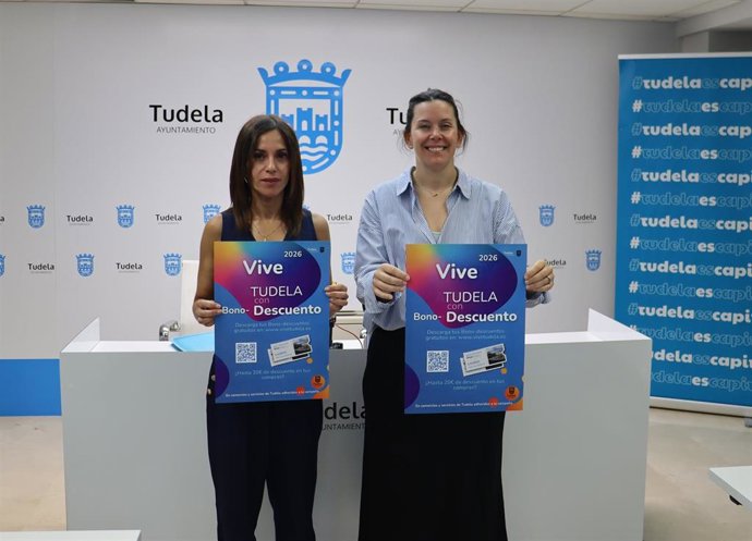La concejala de Comercio del Ayuntamiento de Tudela, Irune García (d), acompañada de la presidenta de la Asociación de Comerciantes, Juani Pantoja, presenta nueva edición de la campaña “Vive Tudela con bono descuento'.