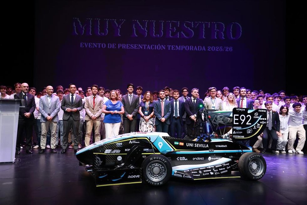 Foto de familia tras el acto de presentación del nuevo proyecto del Andalucía Racing Team (ARUS), el equipo de Fórmula Student de la Universidad de Sevilla, celebrado en el Teatro Central