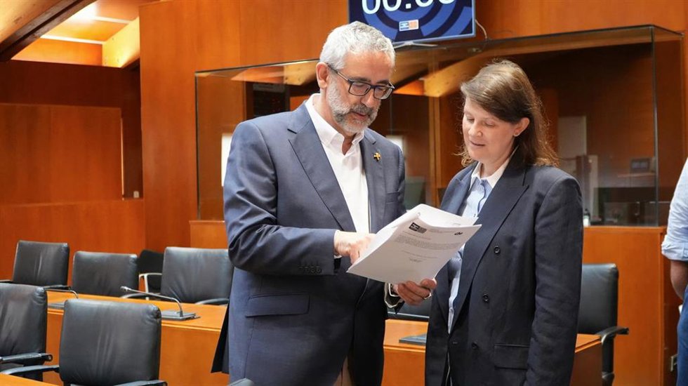 La directora general de Gestión Forestal del Gobierno de Aragón, Ana Oliván, conversa con el diputado de Vox Sergio Marco.