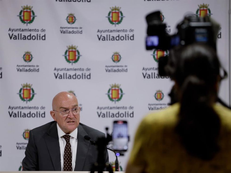 El alcalde de Valladolid, Jesús Julio Carnero, durante una rueda de prensa tras la Junta de Gobierno.