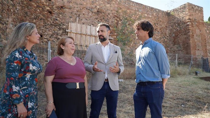 El portavoz socialista en el grupo municipal socialista, Mariano Ruiz, junto a la viceportavoz socialista, Carmen Martín, presentan una moción.