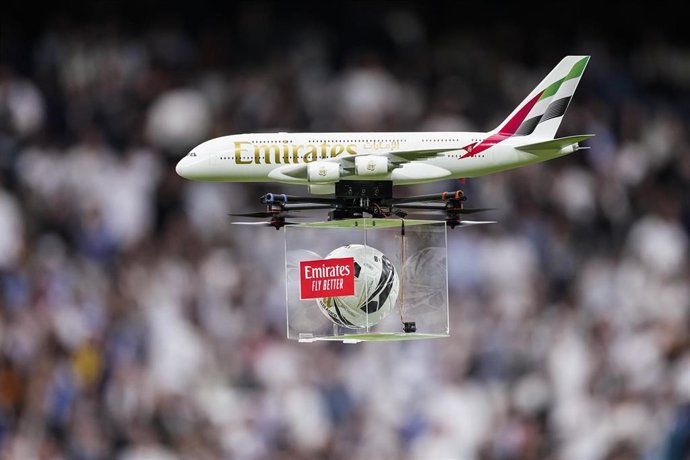 Archivo - Una maqueta de un avión de Emirates lleva el balón en el Clásico entre el Real Madrid y el FC Barcelona de LaLiga EA Sports 2025-2026 disputado en el Estadio Santiago Bernabéu