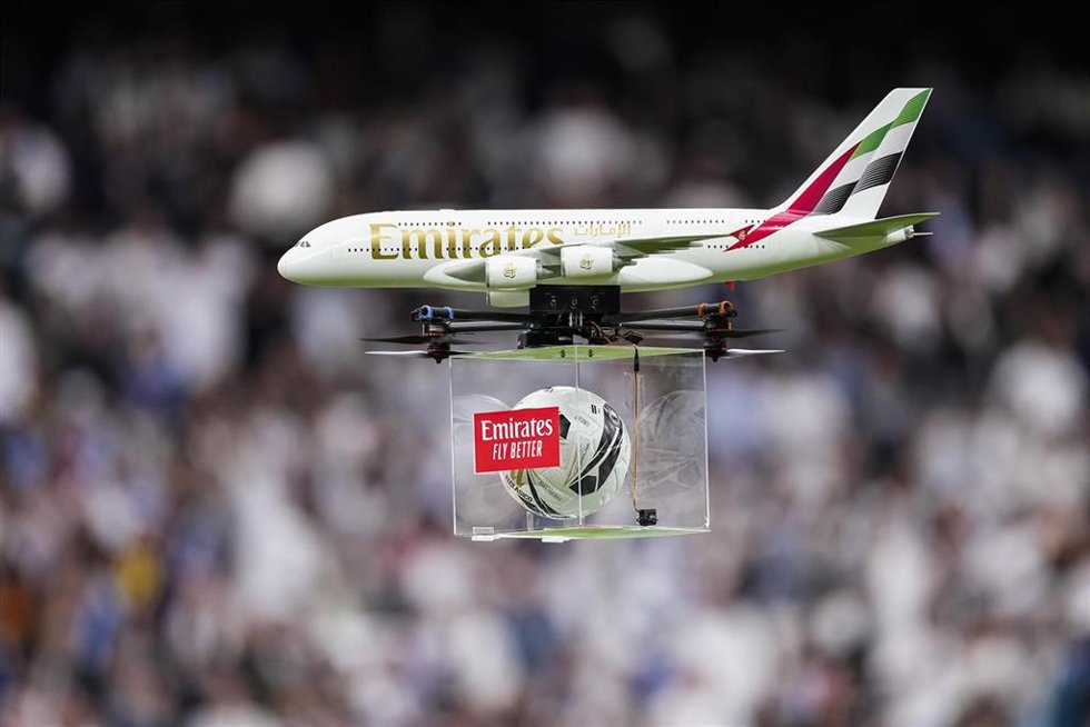 Archivo - Una maqueta de un avión de Emirates lleva el balón en el Clásico entre el Real Madrid y el FC Barcelona de LaLiga EA Sports 2025-2026 disputado en el Estadio Santiago Bernabéu