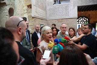 Patricia del Pozo atiende a los periodistas en la Sinagoga de Córdoba