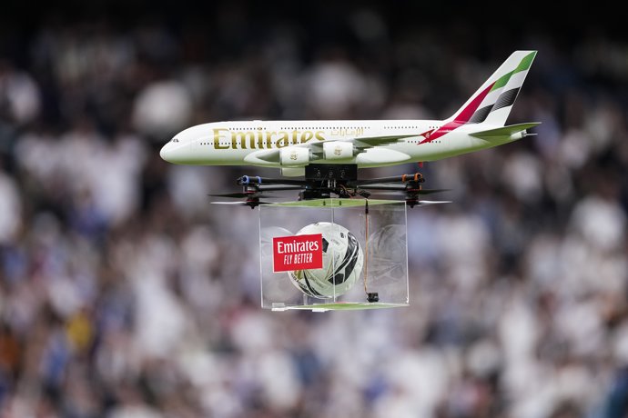 Archivo - Fly Emirates aeroplane brings the match ball during the Spanish League, LaLiga EA Sports, football match played between Real Madrid C.F. and FC Barcelona at Santiago Bernabeu stadium on October 26, 2025, in Madrid, Spain.