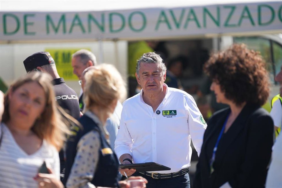 El consejero en funciones de Sanidad, Presidencia y Emergencias, Antonio Sanz, supervisa la evolución del incendio de Castillejos desde el Puesto de Mando Avanzado situado en San Bartolomé de la Torre (Huelva).