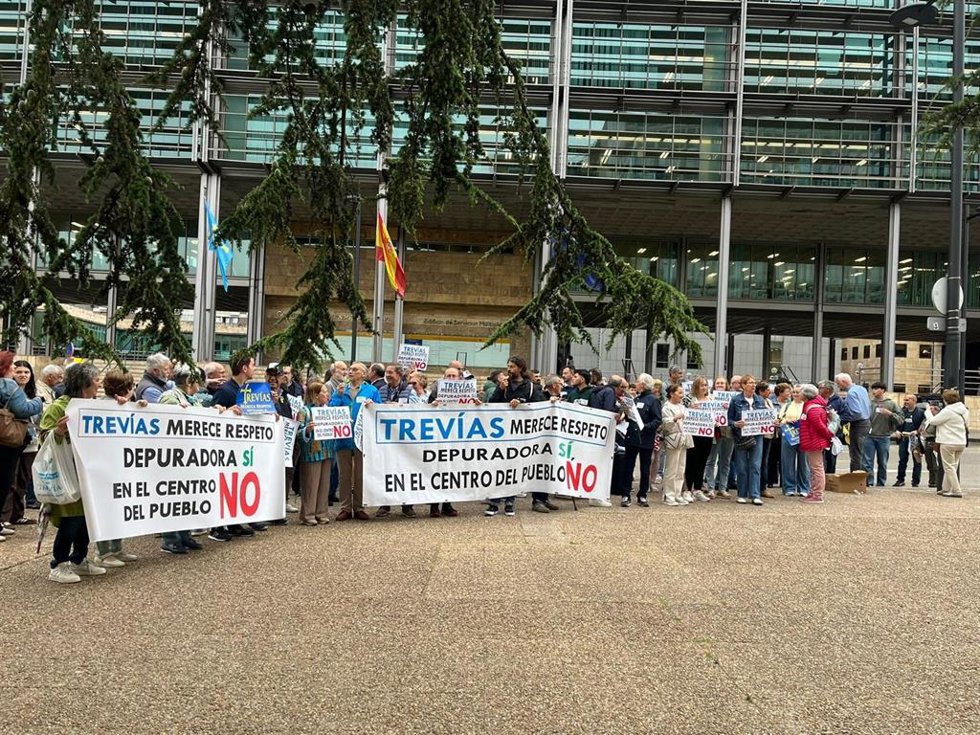 Vecinos de Trevías (Valdés) concentados este martes ante el edificio Easmu, en Oviedo.