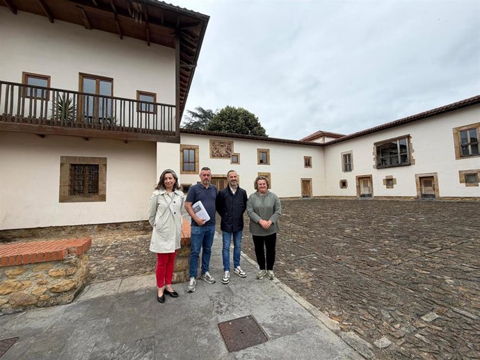 El alcalñde de Siero, Ángel García; la concejala de Patrimonio y Mayores, Pilar Santianes; con la arquitecta municipal, María José Fernández, y el aparejador municipal, Daniel Navarro.