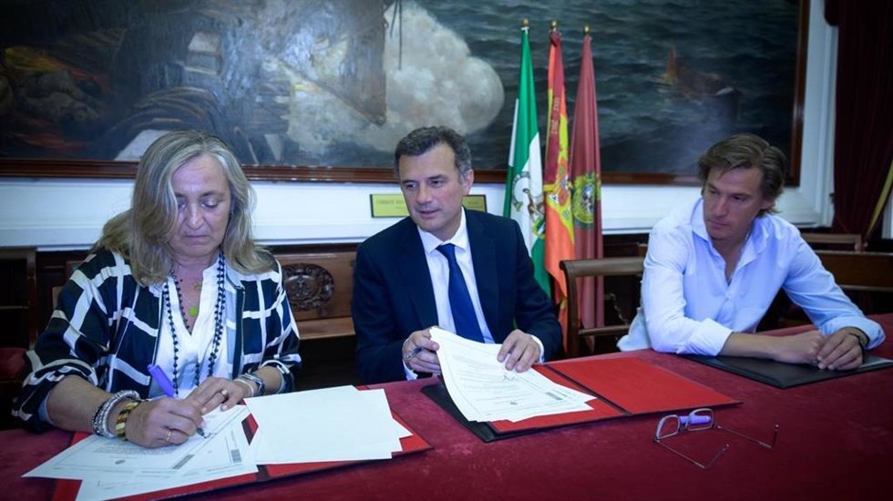 El alcalde de Cádiz, Bruno García, el teniente de alcalde del Área de Desarrollo Social, Pablo Otero, y la presidenta de Cruz Roja en Cádiz, Carmen de Lara Villar, en la firma de una subvención.