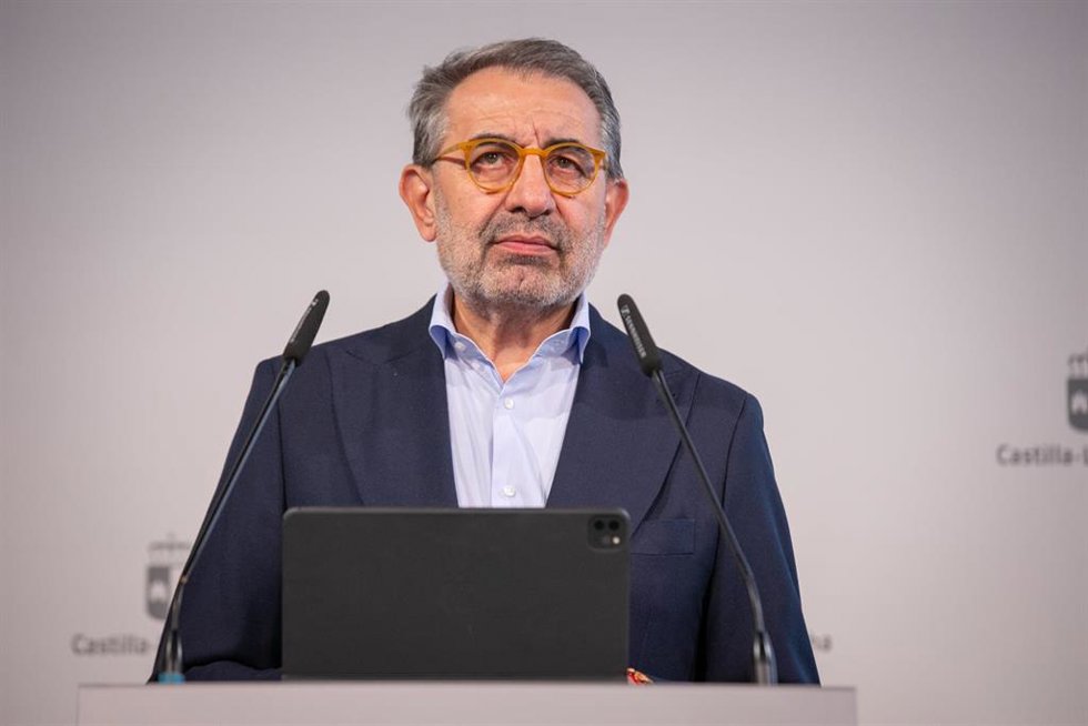 El consejero de Sanidad, Jesús Fernández Sanz, informa, en rueda de prensa, de asuntos aprobados en el Consejo de Gobierno relacionados con su departamento